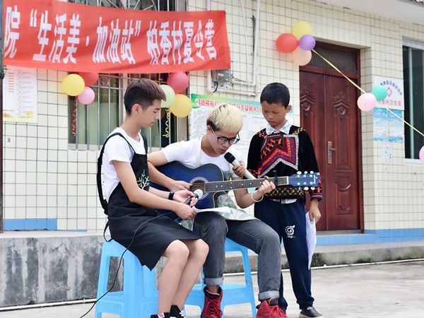 武汉一高校师生谱写动人村歌 爱心洒满四川贫