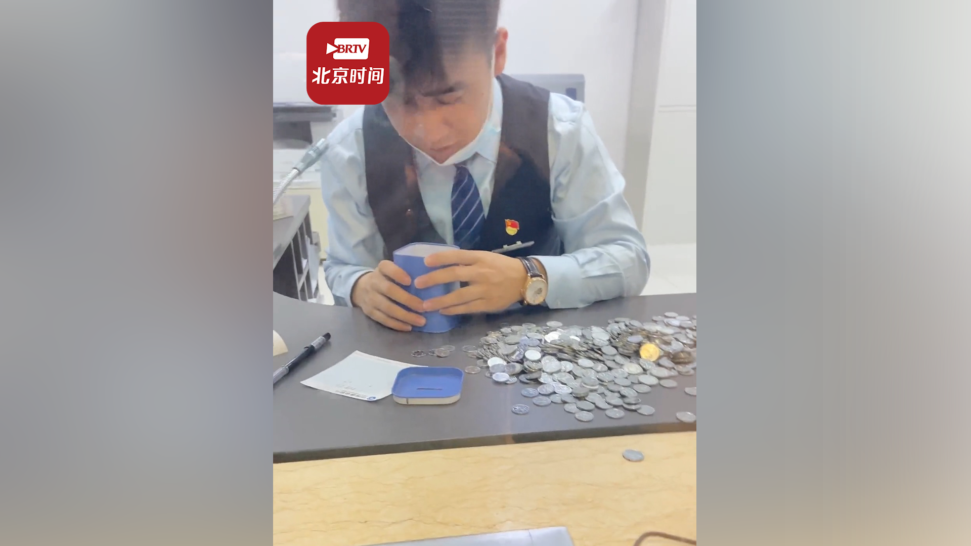 女子20年攒300元零钱银行花3小时数清：从小开始攒的，留个纪念！