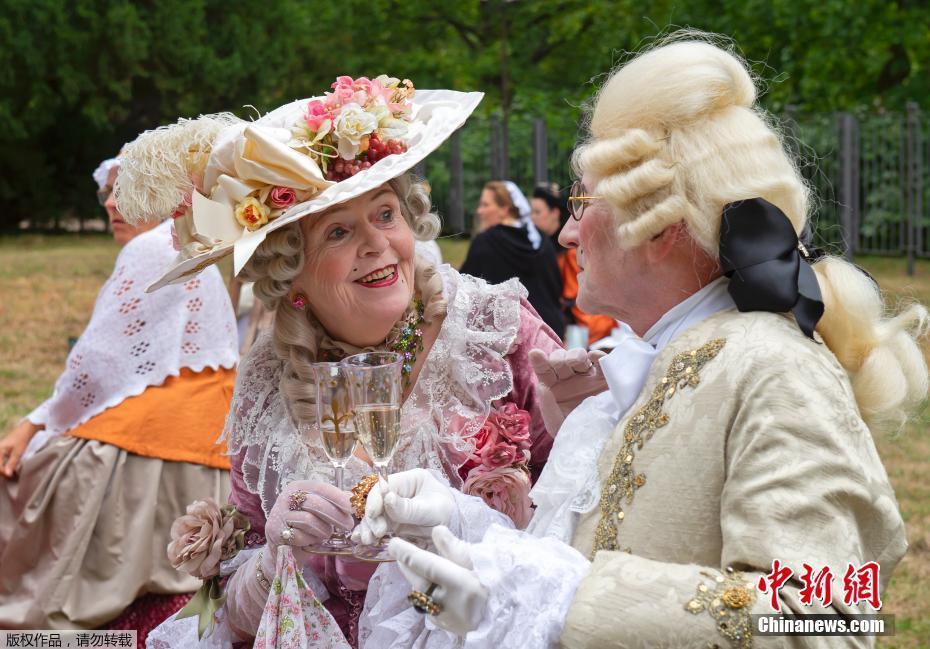 当地时间8月25日，德国哥达民众参加一年一度巴洛克节，穿上古装仿佛穿越回到18世纪。