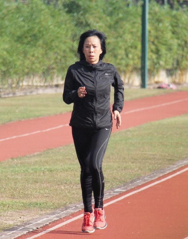 王菲虽然满脸皱纹但仍有几分韵味,可51岁的她是真的没有颈纹!