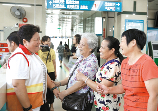 肥妈退休当导医义工 拒收工资十年助逾万患者