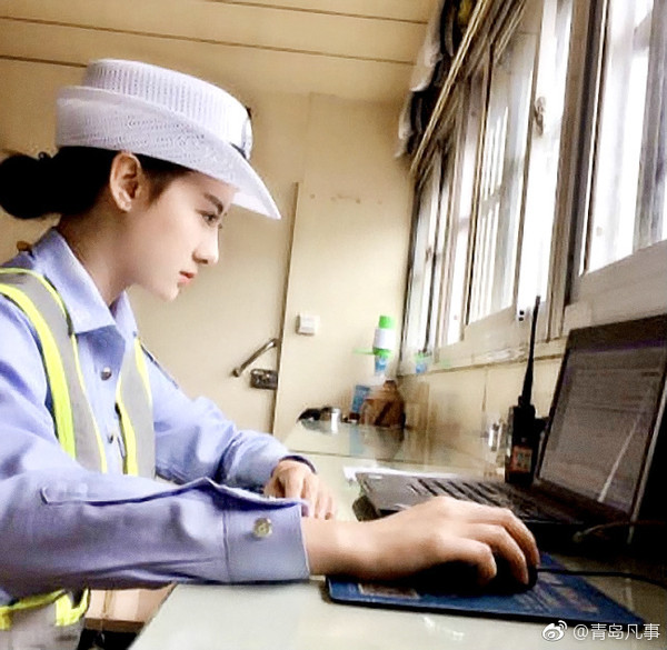 漂亮女交警街头执勤 网友:这就是起到了减速作用