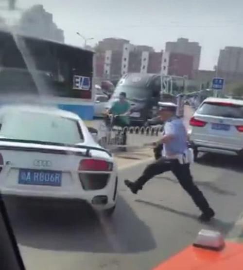 简直太嚣张!奥迪 R8 强行冲撞交警 上演现实版