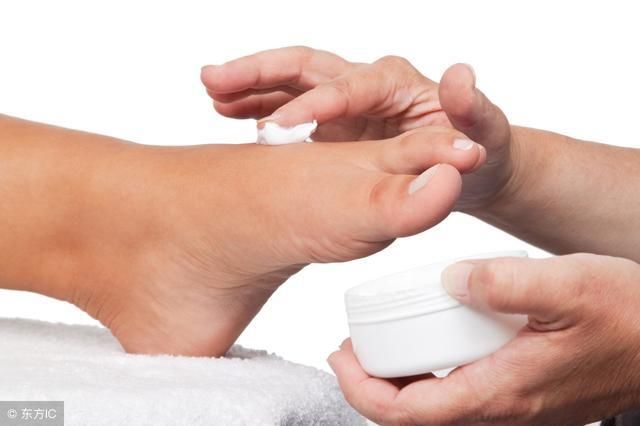 皮肤医生治灰指甲的小窍门,不花一分钱,在家就