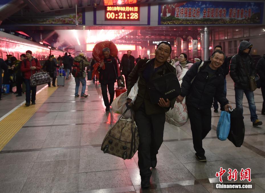 1日凌晨0时50分，1000多名旅客乘坐K4085次列车，从铁路上海南站前往重庆北，这是2018年上海地区铁路春运开行的首趟列车。
