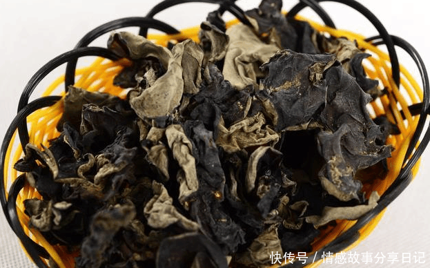 21岁男子深夜尿血入院,查明原因后,医生怒斥:太