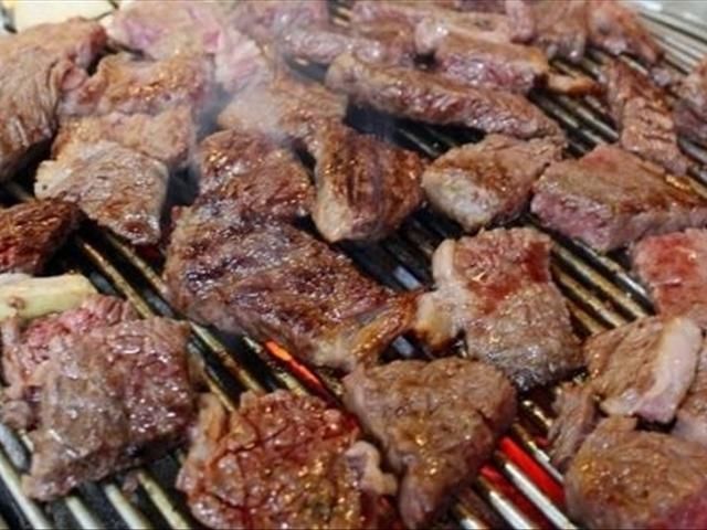 在中国旅游的韩国游客,吃了一份美味的韩国烤