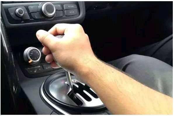 离婚头天,我开车撞人赔了20万,老婆知道后笑着