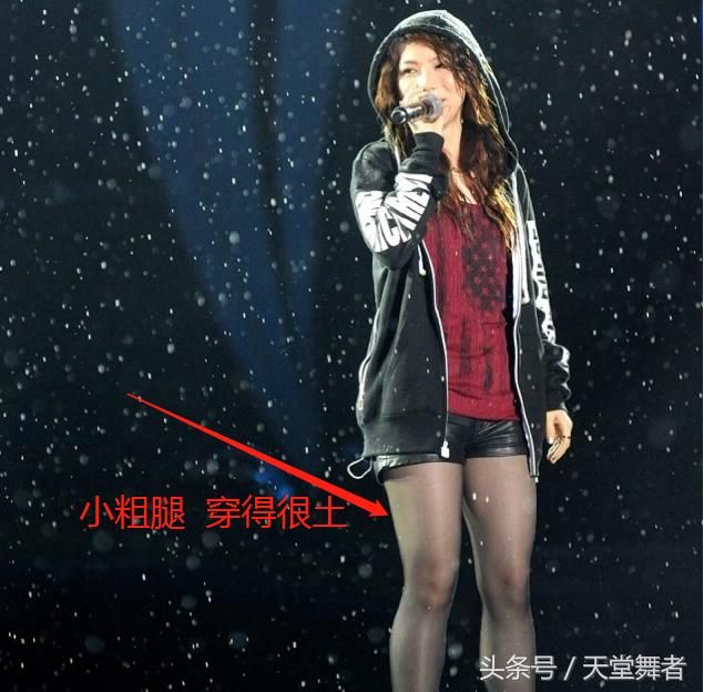 邓紫棋穿着黑红色摆裙,项链下垂是重点,网友:亮