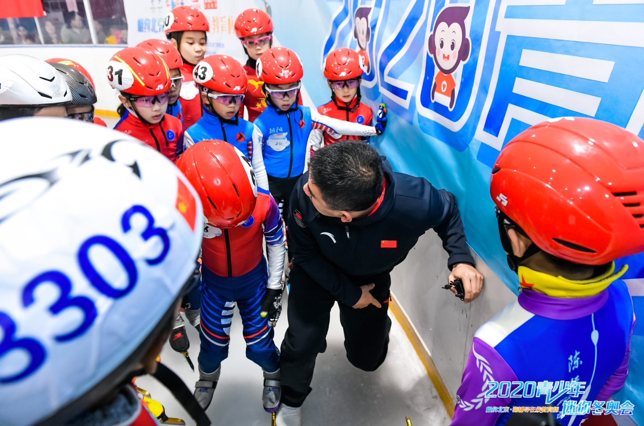 短道速滑世界冠军李佳军为小选手们进行现场指导
