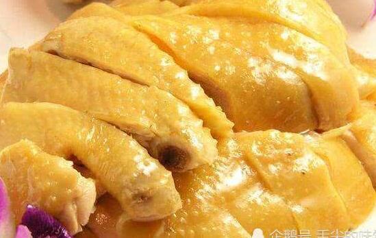 国足白斩鸡事件再升级,除了纹身,男足喝酒撩