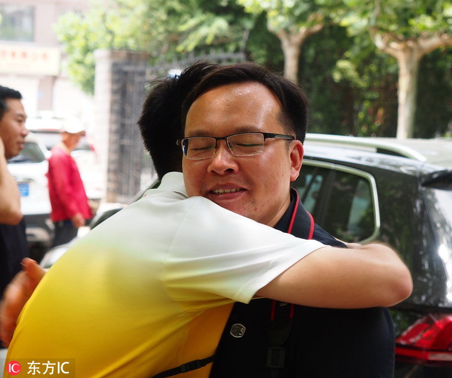 高考即将开始!济南高三考生含泪告别母校留下