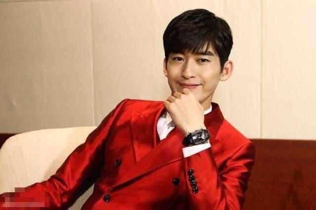 鹿晗穿上红色西装很帅,而这样的王俊凯你们见