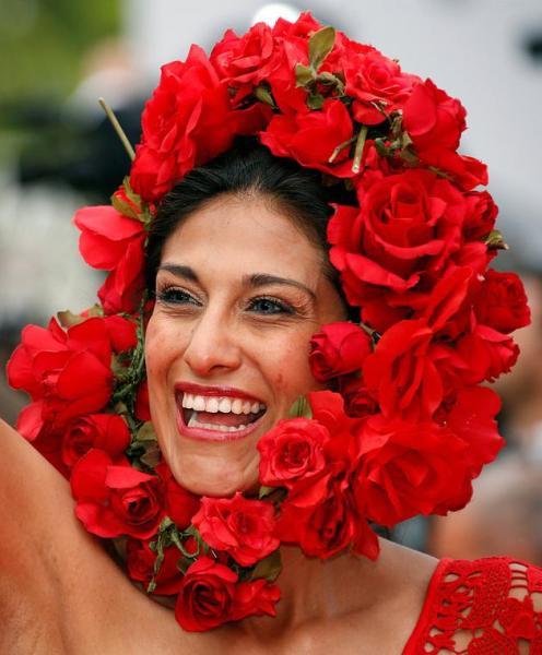 红毯抢镜法宝 《双面情人》女星头戴花环雷人