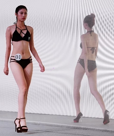 女大学生们身穿性感比基尼，走上舞台展示性感身材和秀美长腿。