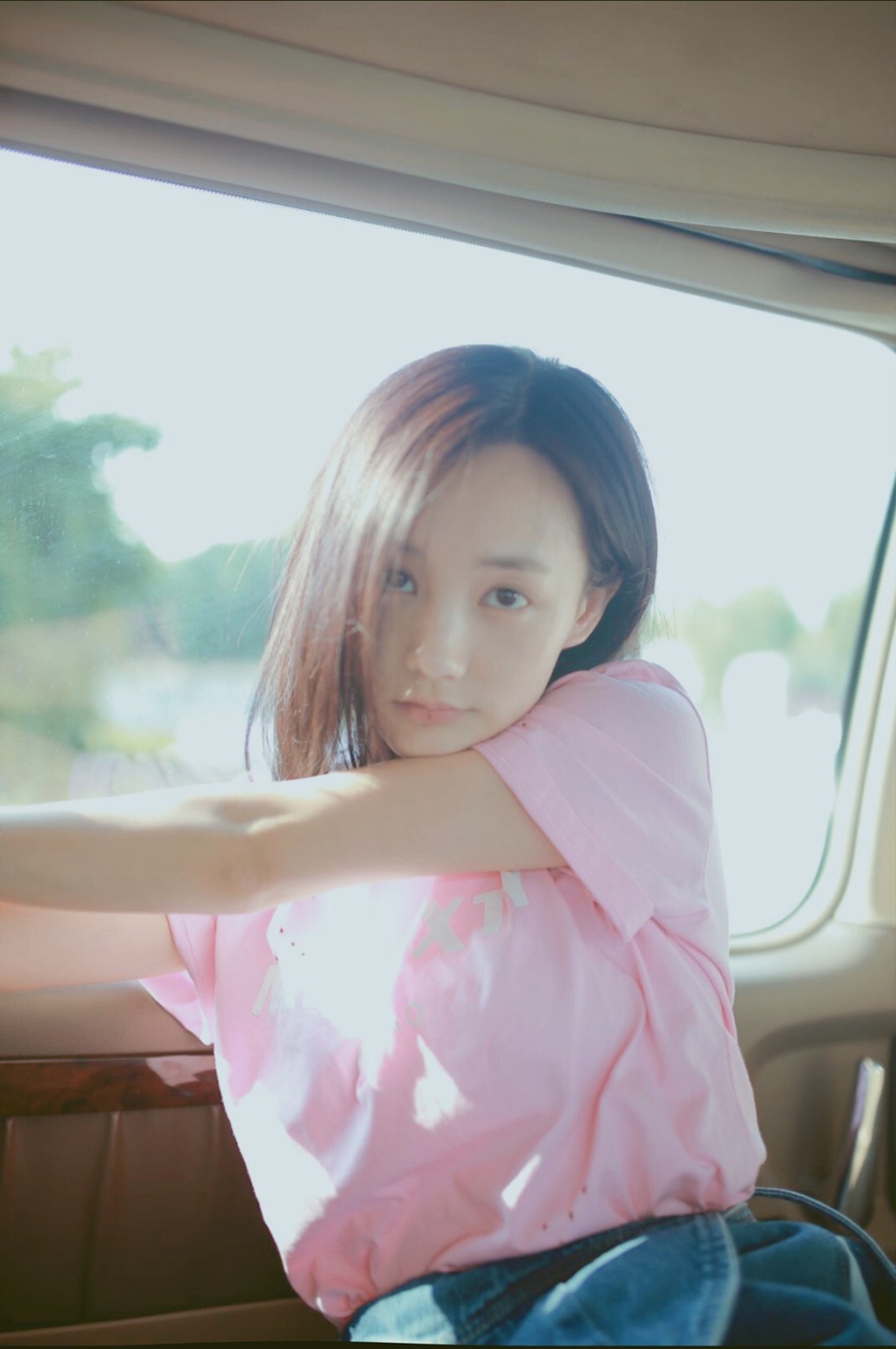 李一桐素颜夏日生活照 接地气调侃自己晒“秃噜皮”