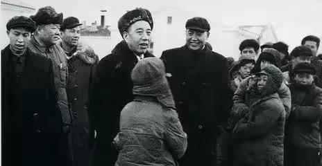 新疆剿匪,王震将军出动坦克飞机用刺刀跟他们