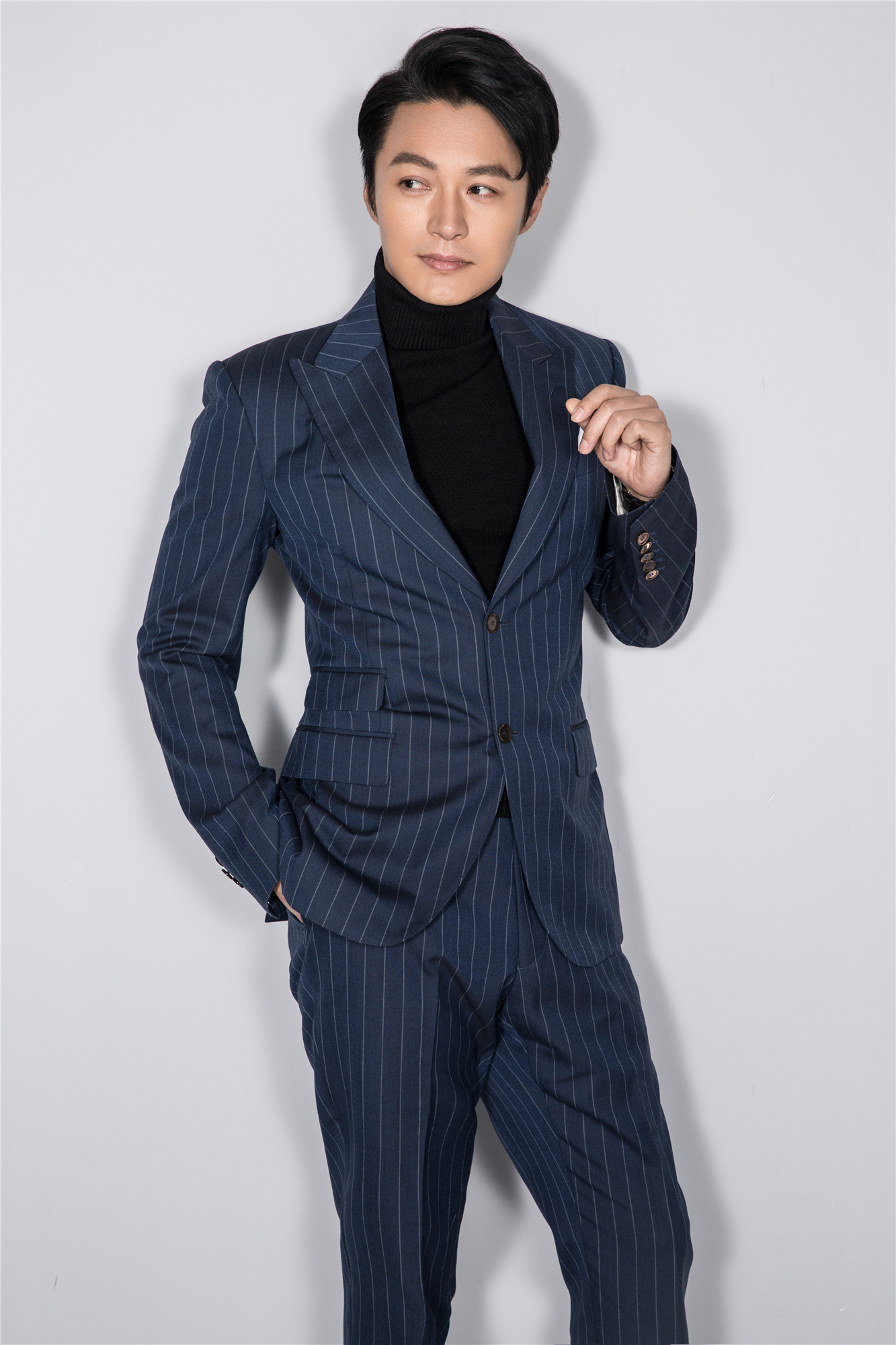 郑国霖西装大片 率性雅痞风尽显熟男魅力