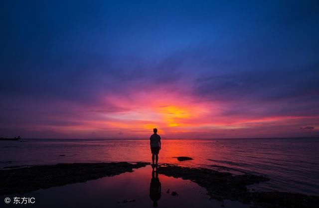 《海子的诗》节选:两座村庄隔河而睡 海子的村