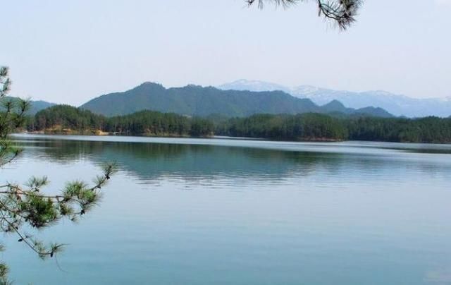 我国正修建一条耗资537亿元的高铁,设4站,跨越