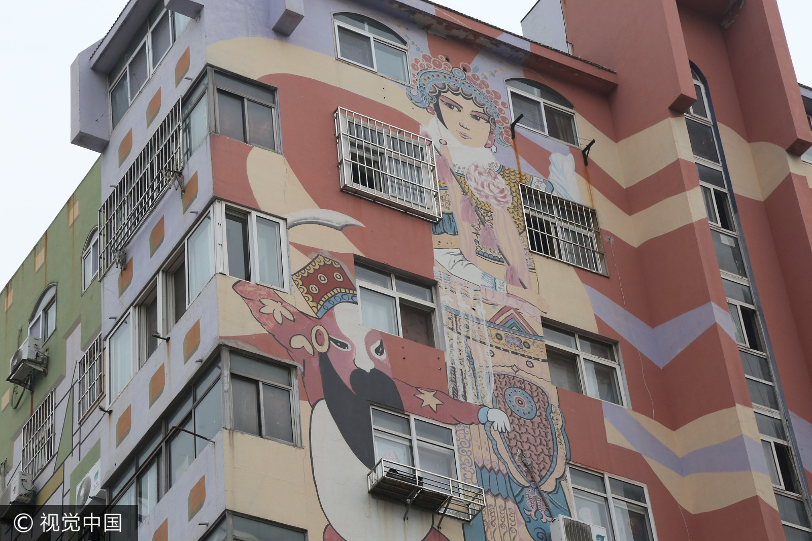 在居民楼的大型墙绘中,题材覆盖时尚美女,戏曲脸谱,海洋生物,民俗装扮