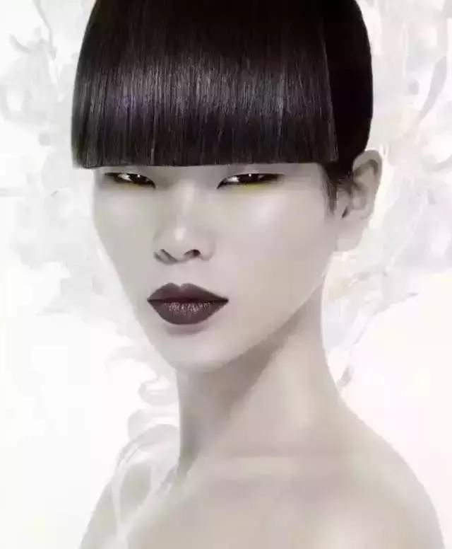 她是中国人眼里最丑的超模,却是西方人眼中的