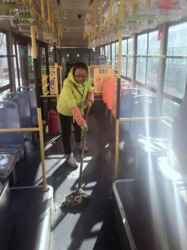 青城最美公交人刘海燕 获得全国岗位学雷锋标