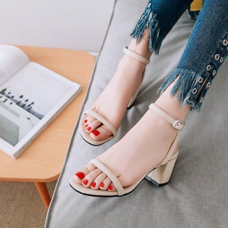 还在穿传统高跟鞋?夏天流行一字扣高跟鞋,尽显