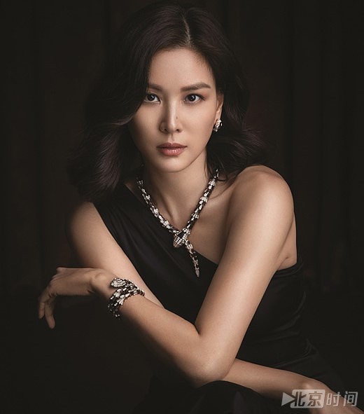 张东健妻子高小英拍写真露美背 45岁气质出众展优雅成熟魅力