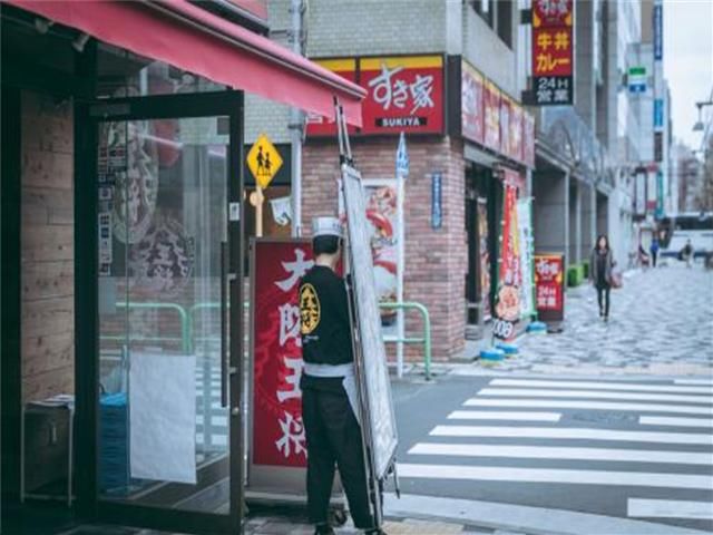 在日本的街头上为何到处都是汉字?但是没几个