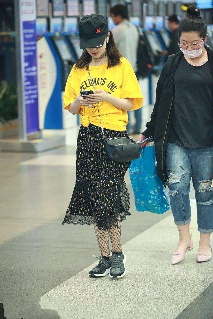 李菲儿穿网袜现身机场腿被冻出青淤, 王丽坤辣