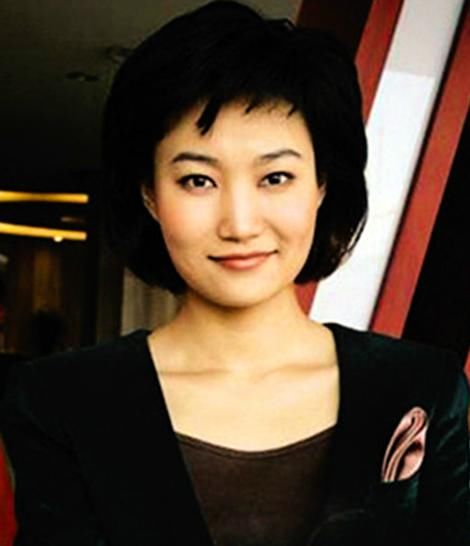 央视名嘴李梓萌素颜近照,曾和罗京搭档,如今