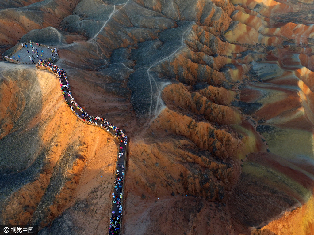 本区丹霞地貌主要由红色砾石、砂岩和泥岩组成，沿梨园河两岸及其各支流连片分布，分为南北两大群，中间夹张掖绿洲盆地，遥相呼应，成犄角之势。