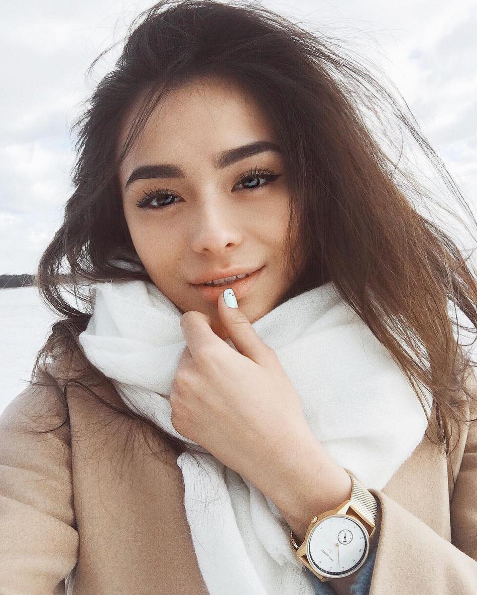 俄混血嫩模五官精致 气质成熟 私照甜美