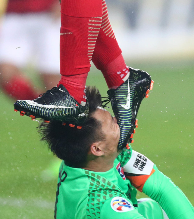 叶鸿辉遭郜林踢脸 面部变形表情痛苦