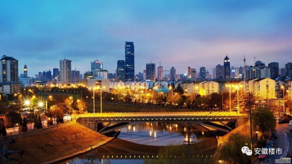 【今日爆闻】嚣张!合肥一奔驰女堵小区门打保