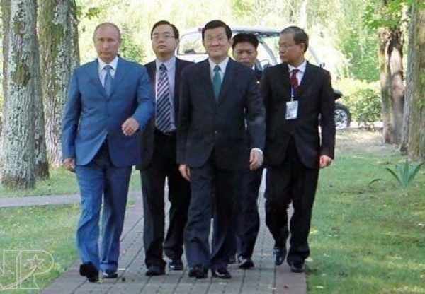 美军舰刚被挤走 俄罗斯就来南海出卖中国