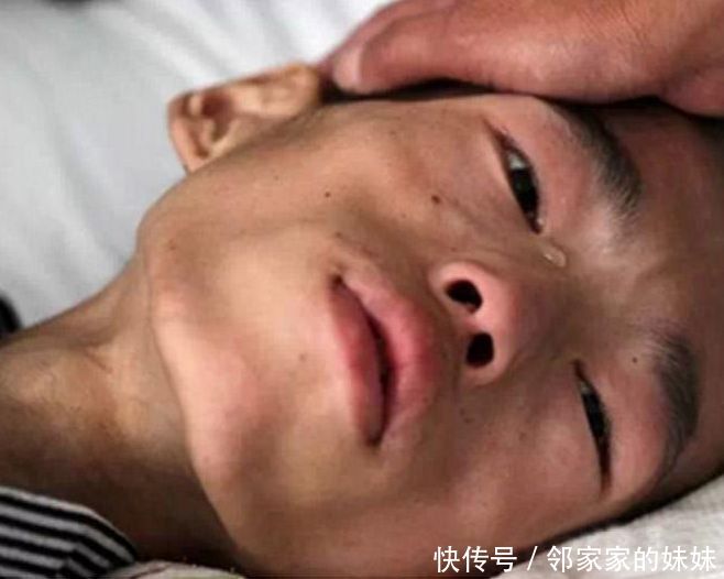 姑娘带男友回家,父母嫌穷逼分手,一周后见朋友