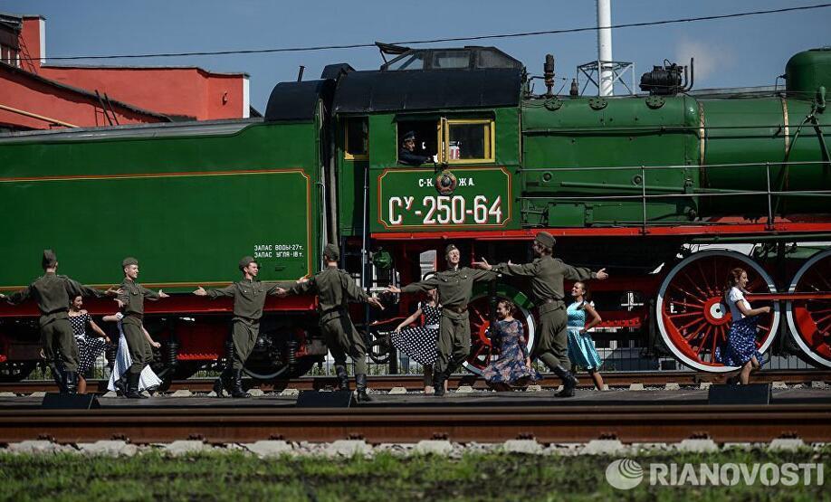 这是一列拥有光荣历史的胜利机车，1945年苏军战士正是乘坐这趟列车从前线凯旋归来。