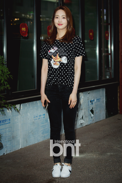 hoya休闲装亮相一身轻松 韩善花碎花吊带裙开心大笑露牙龈