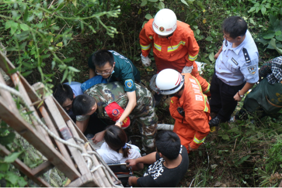 女子与男友争吵坠下山崖 女子与男友争吵坠下山崖