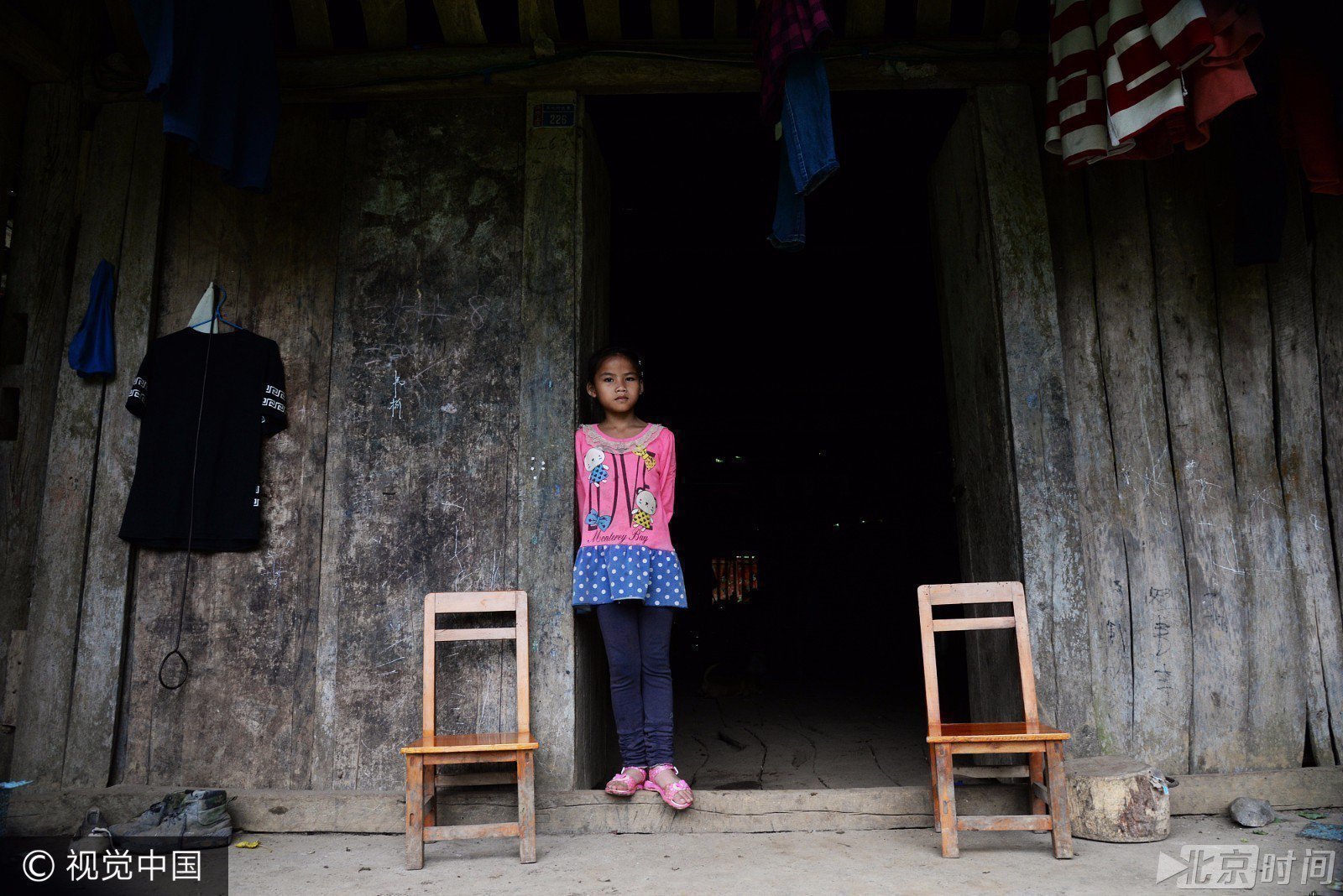 一家五口挤在一间破草房里 她说她很想念天堂