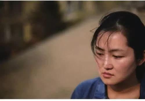 女子因胸太大去整容!走路生怕脸被撞歪,网友: