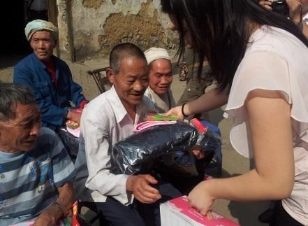 幸运的一类人,国家包吃包住包穿,去医院看病也