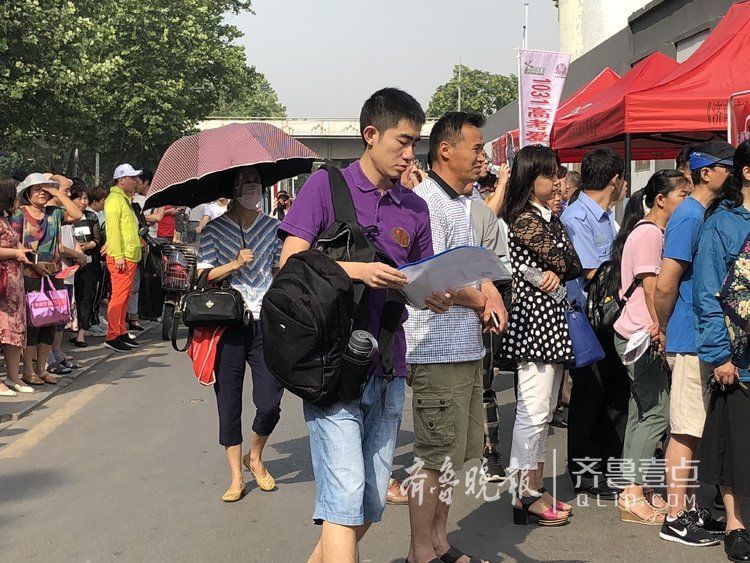 家长目送孩子走进考场,久久不愿离去