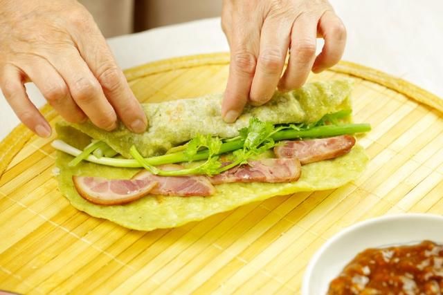 早餐别再摊鸡蛋饼啦,用菠菜做个卷饼,孩子吃得