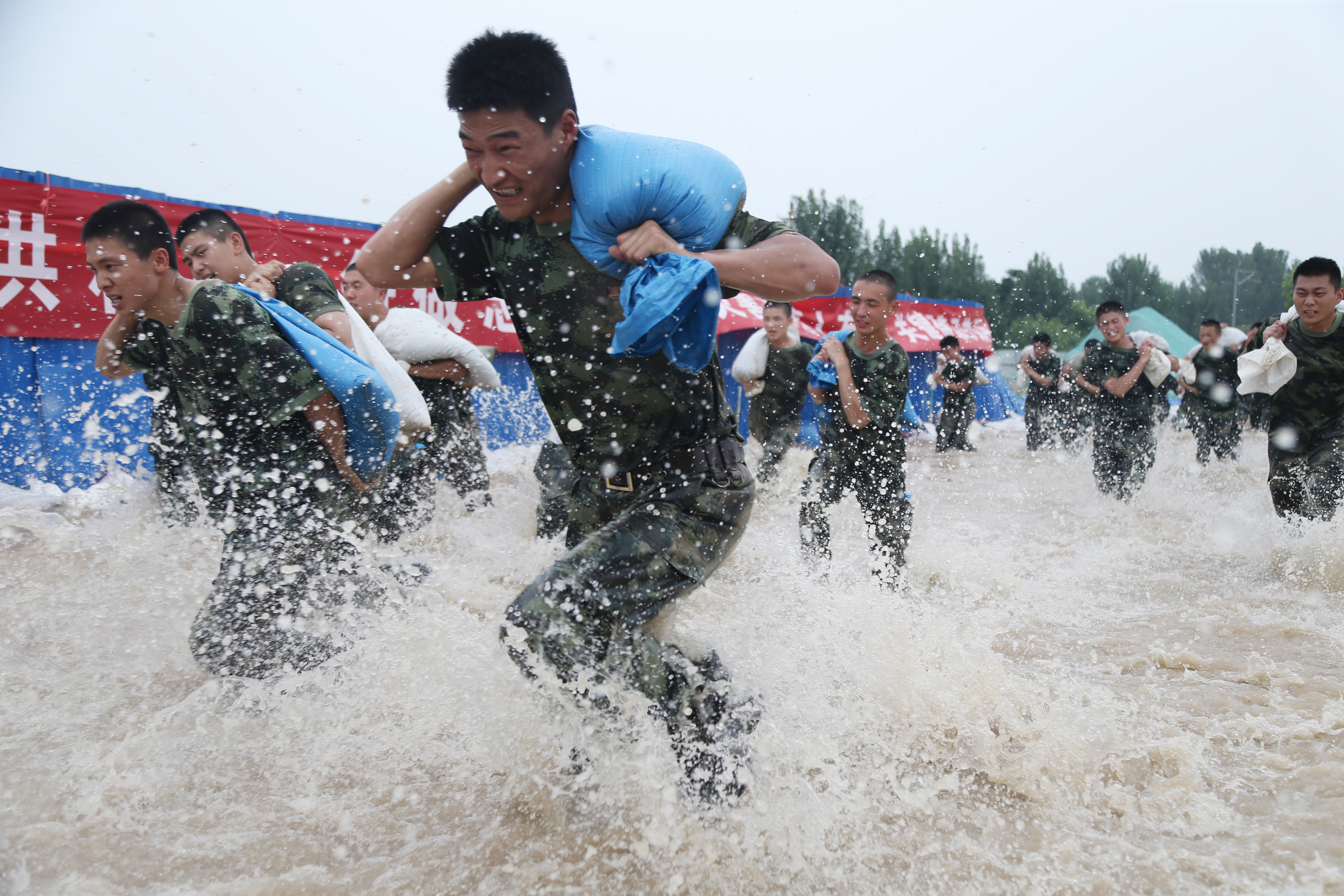 武警河南总队官兵参加驻地抗洪抢险。