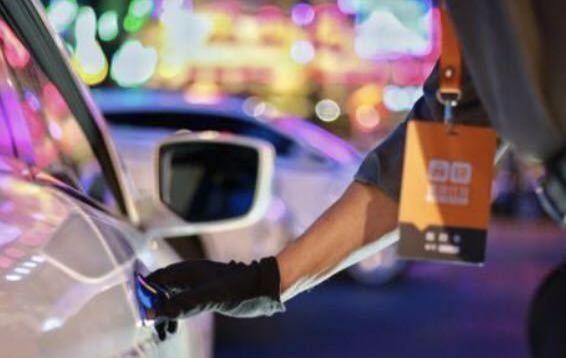 女孩应酬深夜醉酒找来代驾, 早上醒来短裤拉链