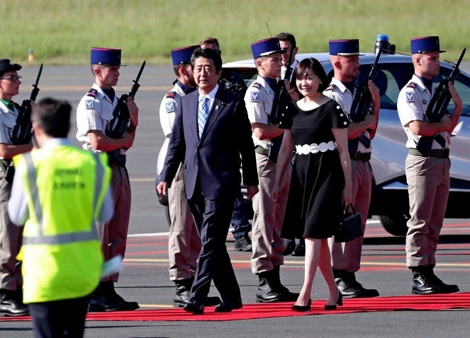 当地时间2019年8月24日，法国比亚里茨，日本、美国、智利等国领导人陆续抵达当地机场。现场安保人员荷枪实弹。2019年8月24日到26日，法国将举办G7峰会。