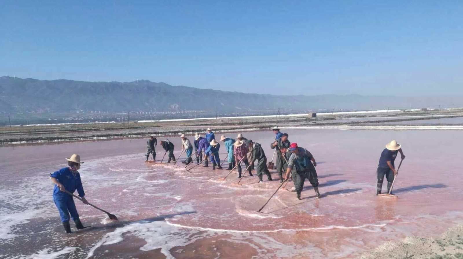 非物质文化遗产五步产盐法重现山西运城盐湖